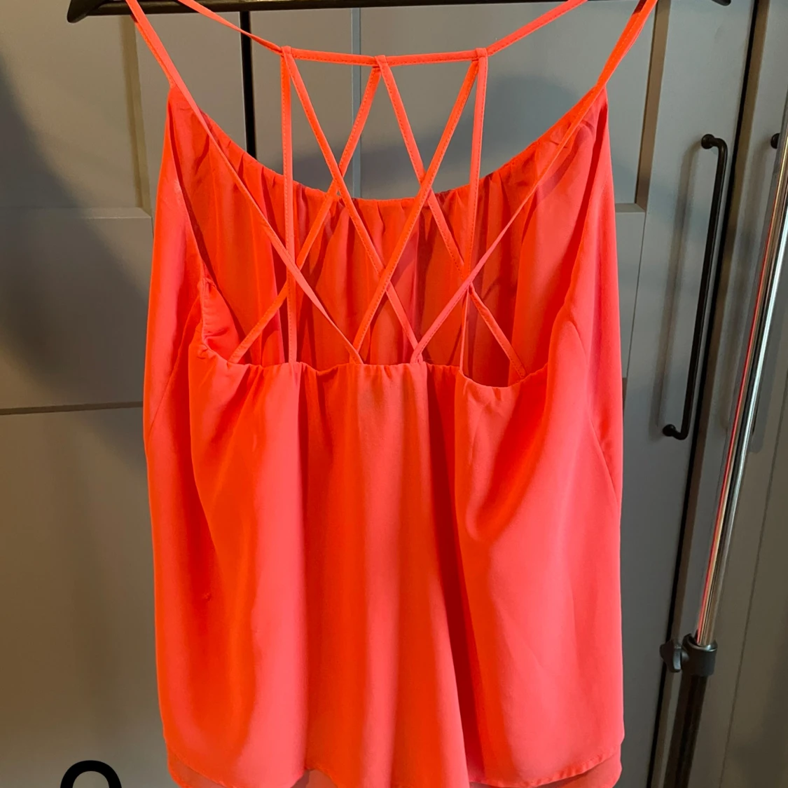 Linne/topp med fin detalj i ryggen - 90