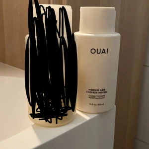 Ouai schampo & conditioner för medium tjockt hår - Ouai hårprodukt som jag köpte för ett par månader sedan. Det som finns kvar kan ni se på andra bilden som jag visar med fingret. Använder denna inte längre. ☺️ Det som är täckt med svart är redan sålt🫶🏼✨