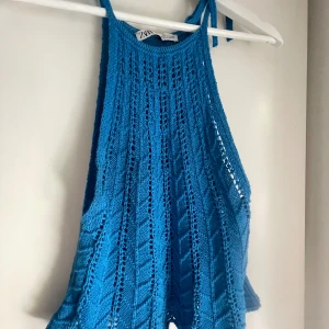 Somrig topp  - Säljer denna supergulliga somriga topp från zara!! Använd fåtal gånger och är utan defekter. Perfekt nu till sommaren!! Frakt tillkommer🫶