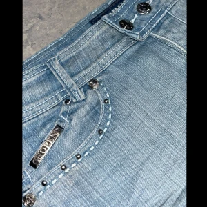 Jeans kjol - Jättefin jeans kjol som passar till allt, perfekt nu på sommaren. Nyskick, inga hål eller liknande defekter. Ungefär storlek S-M men står ”28” på den. Pris kan diskuteras🩵