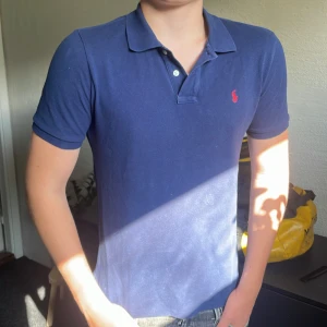 Ralph lauren piké  - Säljer nu denna sjukt snygga och populära Ralph lauren pikén för att jag har växt ut den. Modellen är 183 cm och väger 75 kg. Nypris är cirka 1100 kr.