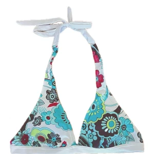 Bikini Med Mönster - Säljer denna jätte fina vintage bikini överdel och underdel/shorts, de är i ett roligt och funky mönster med blommor. (delarna kan köpas separat) Skriv gärna för att se mer bilder eller om ni har några frågor! Skriv också innan ni använder ’köp nu’ 🤍