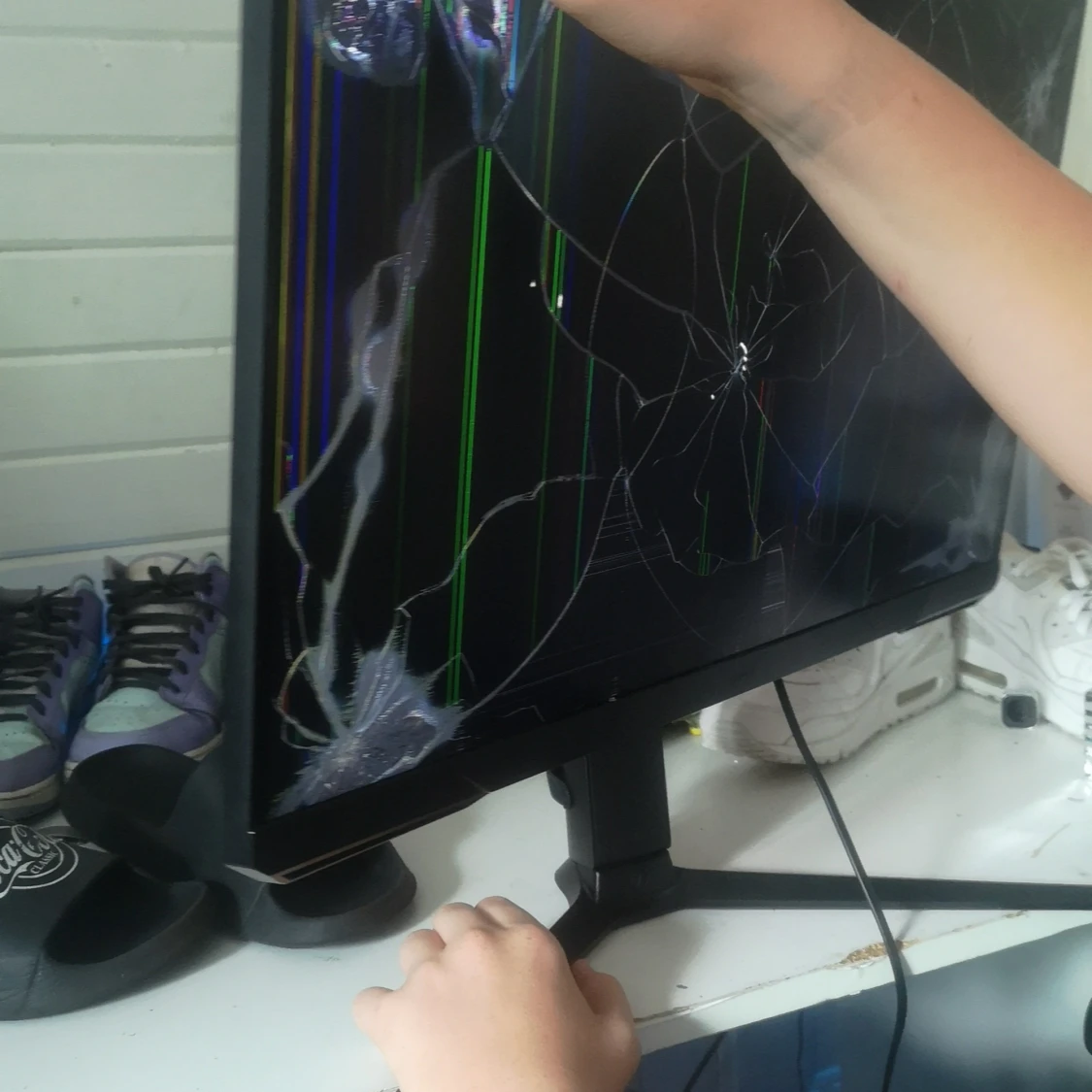 Skärm ramlade i trappan me den  - 91