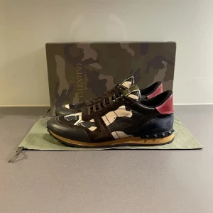 Valentino rockrunners - Supersnygga rockrunners i fint skick, 8/10. Säljer de för att jag inte har något användning av de. Box, dustbag medföljer samt ett valentinokort. Är prutbar vid snabb affär