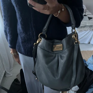 Marc Jacobs väska - Säljer en superfin grå väska från Marc Jacobs. Den är i fint skick. Hör av dig om du har fler frågor💕