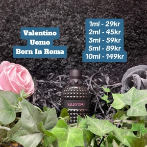 Valentino Uomo Born In Roma  - Sänkta Priser! Finns i 1,2,3,5,10ml Kontakta gärna oss innan ny köper Speciellt om du ska köpa fler än 1 dekant/sample, priser finns i bilden (1 gratis 1ml sample ingår alltid vid köp av 149kr eller mer✅)