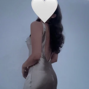 Guld balklänning  - En eleganta bal kängorna som används en gång. Den är i dra kondition och är fårn asos. Skriv för fler bilder och om ni har frågor. 