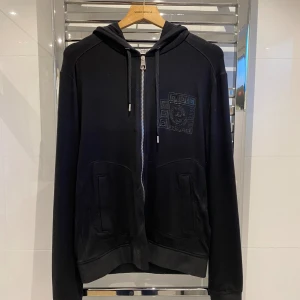 Versace ziphoodie - Skick 7,5-8/10 bra skick sjukt fin hoodie skönt material