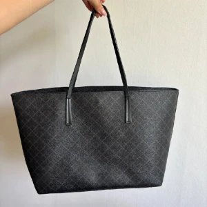 by malene birger väska - Säljer denna by malene birger väska! Säljer endast vi bra bud,  tecken på användning, lite fläckar o slitningar i bandet! Tryck gärna på köp nu! 