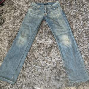 Lågmidijade jeans med rhinstones, uppspräddade där nere. Köpta på sellpy för ca 550kr, använda av mig en gång. Säljer då dom är för korta för mig Midja: 40cm Innerbenslängd: 79cm