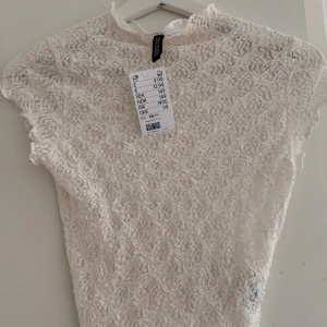 Spetstopp - Jättefin spetstopp från hm helt oanvänd endast testad (tyvärr en liten sminkfläck, men den syns knappt)