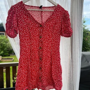 Mini klänning  - Röd blommig mini klänning, storleken skulle jag säga är som 36-38 