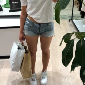 Jeansshorts från Zara - lowwaist jeansshorts från zara som inte finns längre, köpta förra sommaren och knappt blivit använda.🍍