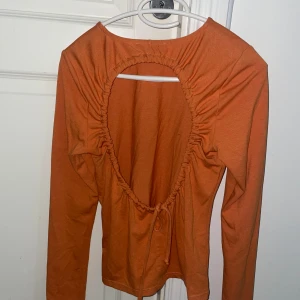 Långärmad tröja med öppen rygg - Långärmad tröja med öppen rygg från NAKD. Frakt 60kr.