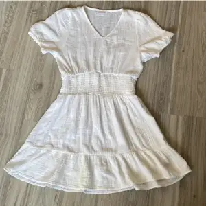 Säljer nu denna fina vita klänning perfekt att ha på skolavslutningen! 🤍 Den är ifrån Gina young i strl 146/152! Använd en gång så helt i nyskick! Går ej att köpa längre, orinarie pris 279 säljer för 170kr🤍🤍🤍Lånade bilder! 🤍