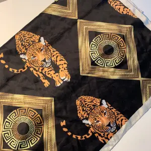 Cool scarf med tigrar och gulddetaljer! Kan användas till vad som helst😍 Satintyg och helt i nyskick! 
