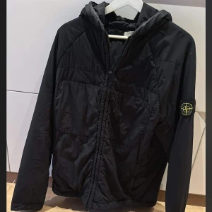 Stone Island Jacka  - Skick 9/10 Strl XL  Använd fårtal gånger, funkar till höst / vinter.