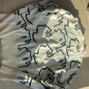 Monki tröja - Väldigt fin monki tröja. Väldigt mysig och godig. Använt fåtal gånger och är i bra skick. Storleken är xs och är lite stor i storleken skulle jag säga. 💗💗