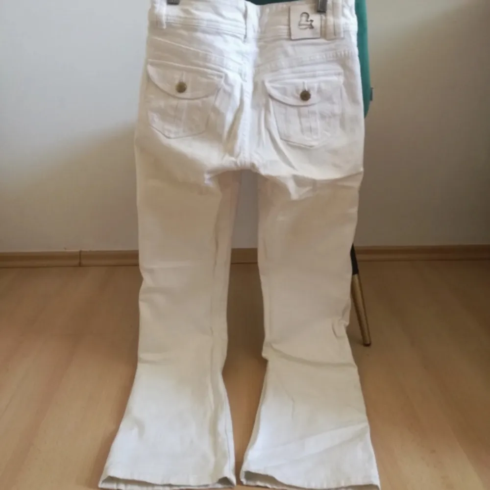 SUPER fina! säljer pga att de inte passar mig 😫 Midjemåttet är ca 35/36cm rakt över och totala längden är 103cm. använd köp nu! 🩷. Jeans & Byxor.