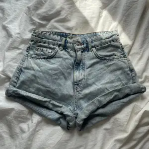 Ett par jätte fina jeans shorts till sommaren, säljer dessa för de har blivit för små. 