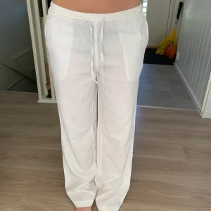 Linnebyxor  - Linnebyxor från bikbok. Original pris 499kr. Använda Max 2ggr, säljer då de är lite för långa för mig. Jag är 169cm. I storlek xs. 