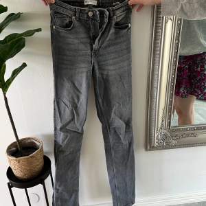 Säljer ett par zara jeans, då jag har två par av dessa. De är i storlek 34/36 och har inga defekter.
