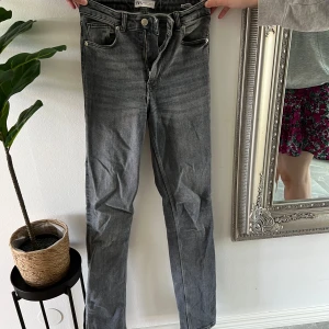 Zara jeans - Säljer ett par zara jeans, då jag har två par av dessa. De är i storlek 34/36 och har inga defekter.