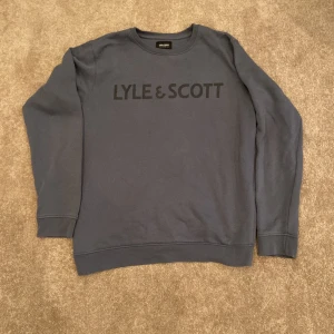 Lyle and scott tröja! - Jag säljer denna tröjan pågrund av att den är lite för liten för mig. Den är använd några få gånger och är i 10/10 skick.  PRISET KAN DISKUTERAS!