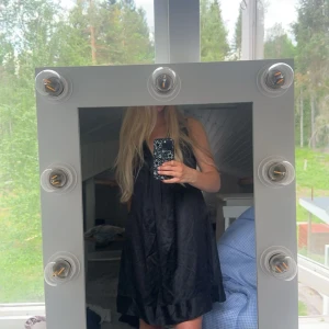 Siden klänning  - Säljer nu min sååå fina sidenklänning, hör av dig vid frågor!💋