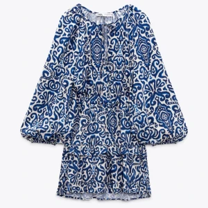 Zara klänning - Säljer denna klänning från zara, helt slutsåld och aldrig använd🩷