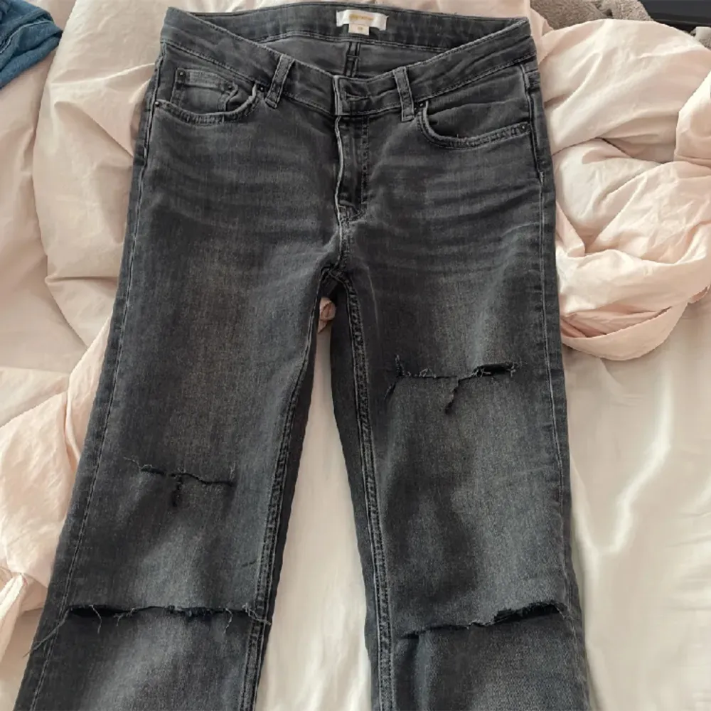 Jättefina jeans med hål på knäna och som är slitna längst ner vid fötterna och lite vid högra fickan. Lånade bilder av tjejen jag köpte av då de inte passade mig.💕. Jeans & Byxor.