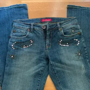 Snygga lågmidjade Bootcut jeans med strass och diamanter / rhinestones! 🩵 diamanterna är rosa🩷 så unika!