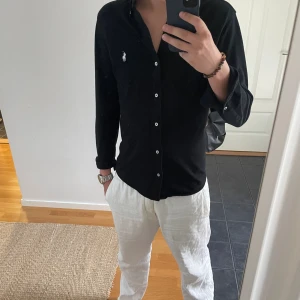 Ralph Lauren skjorta Mesh - Hej, säljer nu denna extremt fina skjorta i mesh material från Ralph lauren som är i dunder skick 9/10. Storleken är small och sitter tts :) Slå mig ett dm vid intresse :)