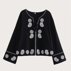 Fin blus - Svart blus i linnetyg. Fint broderat mönster. Perfekt till sommaren, den är luftig och bekväm. Aldrig använd❤️