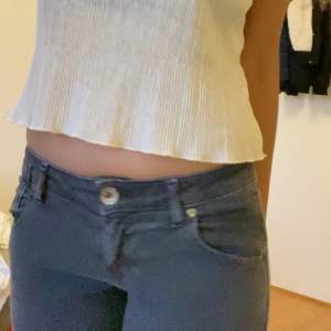 Mörkgråa lågmidjade jeans från miss sixty!💗 Jeansen passar mig som vabligtvis har storlek 36 och är i bra skick☺️ Längst ner har dom slits i benen! Pris kan diskuteras💗