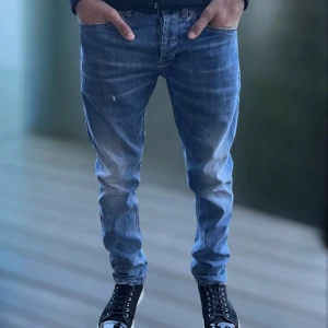 Dondup jeans  - Storlek:33 Färg:blå Skick:9/10 Design: lite beat(riktigt feta slitningar)
