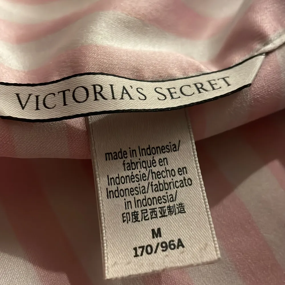 Säljer den översta delen/tröjan av pjamas settet❤️ Äkta victoria secret som är använt flera gånger men i gott skick, har tvättats flera gånger så lite mer ljusrosa i verkligheten. Toppar.