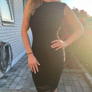 Guess klänning  - En tajt svart klänning, framhäver verkligen figuren och är djupare i ryggen. Nyskick 