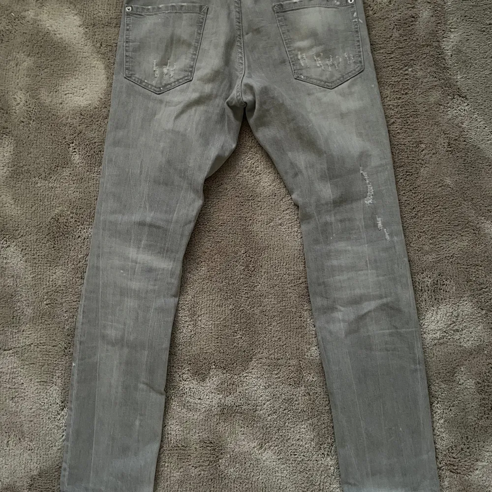 Säljer nu dessa snygga ds2 jeans. Jeansen är i strl 44, vilket jag skulle uppskatta motsvarar 30. Jeansen är knappt använda och köpta på ABCD för ca 1 år sedan. Nypris ca 5000. Jeans & Byxor.