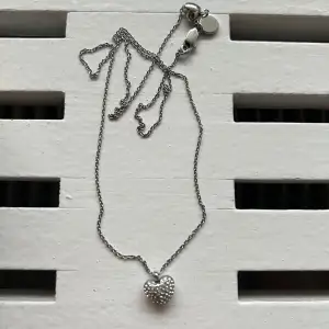 Äkta silver halsband från Michael Kors, använd vid ett fåtal tillfällen. Hjärta med stenar som berlock. 