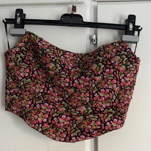 Fin korsett-topp - Fin korsett likande topp från Zara med blomdetalj🌸