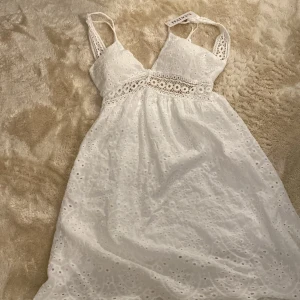 Sommarklänning - Jättefin sommarklänning som jag köpt på en marknad i Spanien, helt oanvänd och lappen sitter kvar. Klänningen är öppen i ryggen och överdelen är vadderad. Skriv för frågor eller fler bilder💗 använd gärna köp nu!