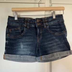 Jeans shorts  - Köpte på Vinted men passar inte mig. 
