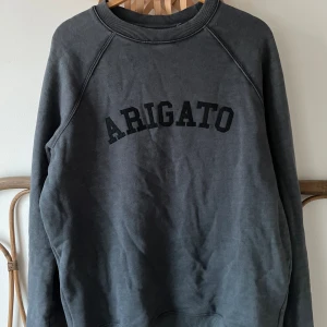 Arigato Sweatshirt  - Grå Arigato sweatshirt med broderat tryck. Typ helt oanvänd. Storlek S/M