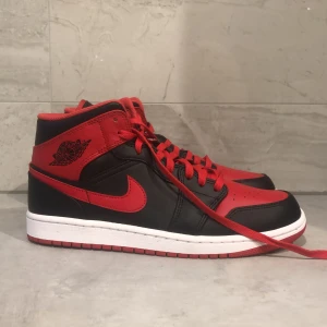 Air Jordan one  - Helt oanvända Air Jordan ones och därav också som nya. Säljs då skorna var lite för små. Ny pris 1449 kr.