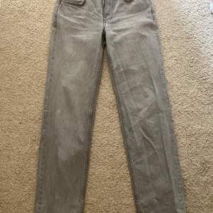 Snygga jeans från Gina i storlek 36 som inte kommer till användning, köptes på Plick!