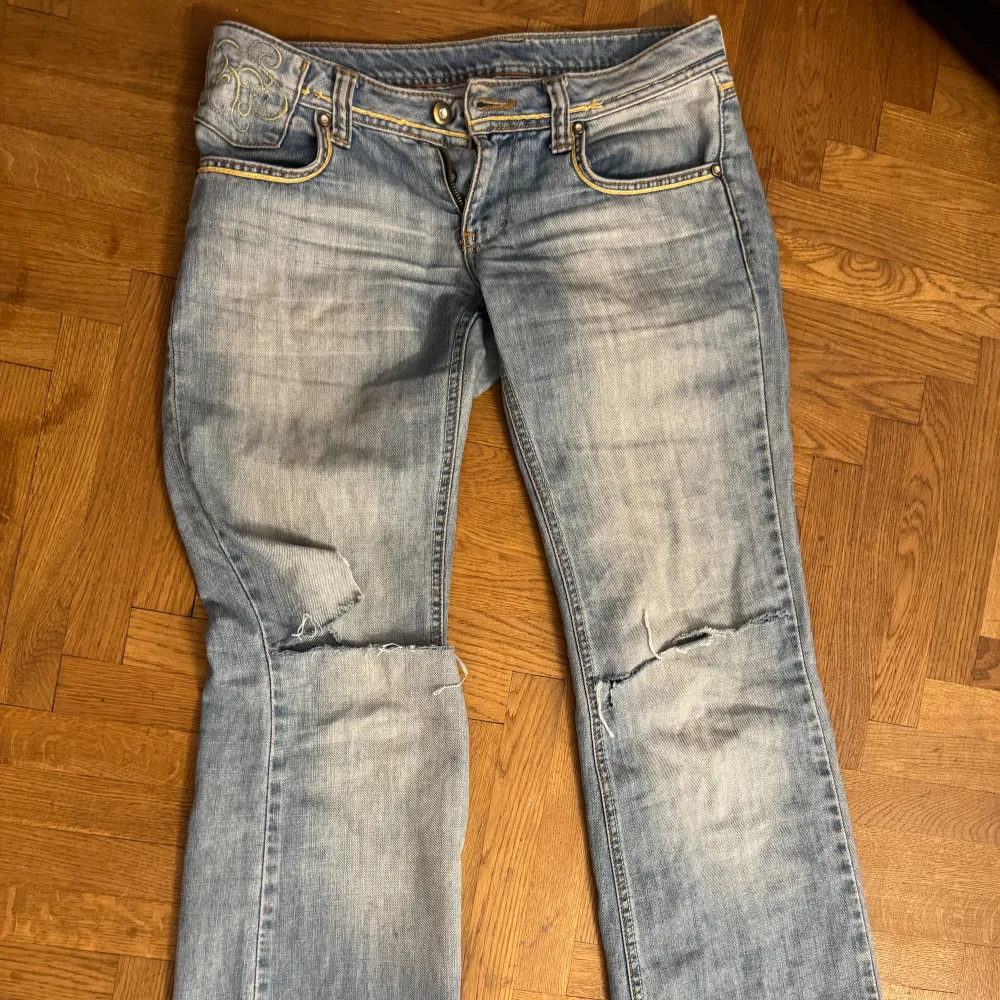 Kom privat för bilder på! Jättefina jeans med hål på knäna! Midjemått: 37 Innerbenslängd: 82. Jeans & Byxor.