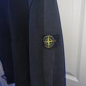 Stone Island hoodie - Stone island hoodie i storlek M men passar även L. Äkta, finns kvitto. Riktigt skön och sparsamt använd.  Priset är inte hugget i sten nypris:3500kr mitt pris 1200kr