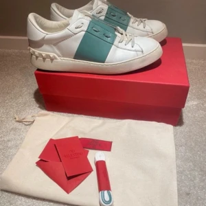 Valentinos  - Säljer nu mina skor från Valentino! Otroligt snygga och i fint skick. Dustbag, äkthetsbevis, box och helt nya skosnören från valentino medföljer självklart!! Skriv för fler bilder om det önskas då man endast kan lägga in tre i annonsen.