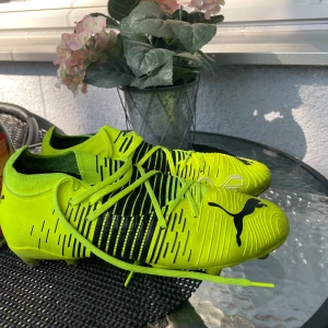 Fotbollsskor  - Ett par fina fotbollsskor i strl 43 som har använts ett fåtal gånger och sitter perfekt.